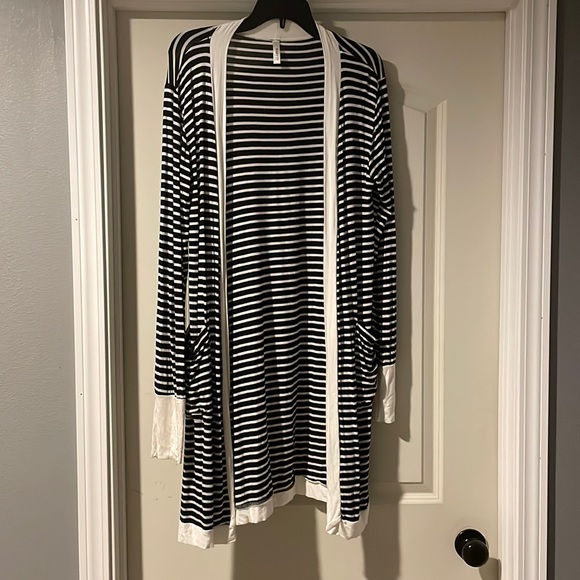 Black & white stripped lightweight cardigan - Picture 1 of 3